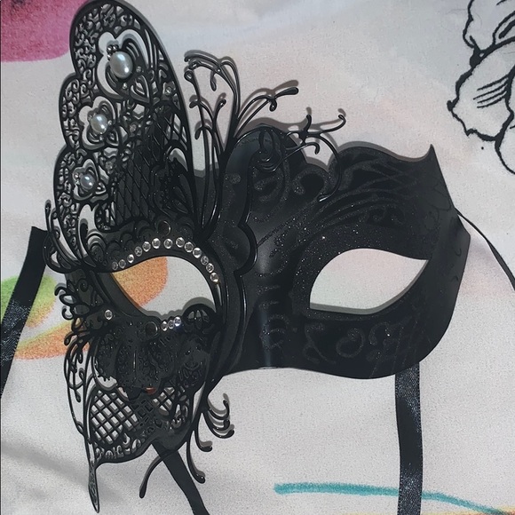 Masquerade Mask - Picture 2 of 5